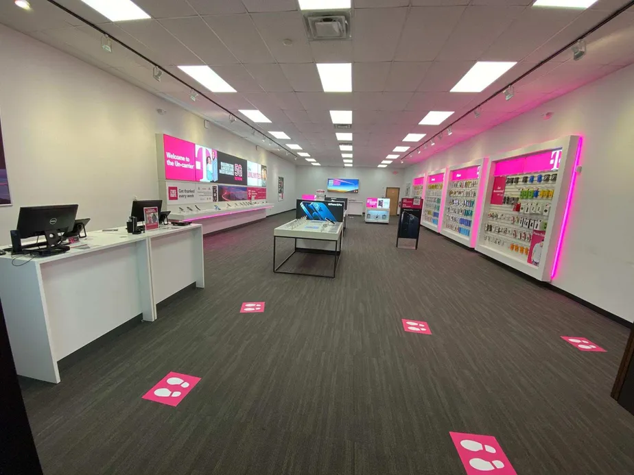 Foto del interior de la tienda T-Mobile en Boston Ave & Chase St, Bridgeport, CT