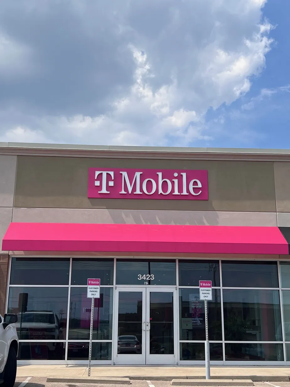  Exterior photo of T-Mobile Store at Towne Blvd & Village Drive, Middletown, OH 