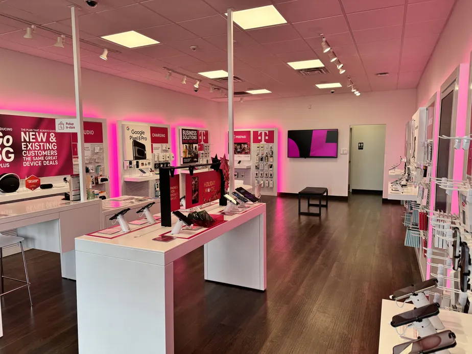 Foto del interior de la tienda T-Mobile en Dalton Pike, Cleveland, TN