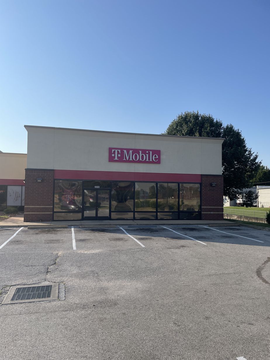  Exterior photo of T-Mobile Store at Hwy 67 & N Waterford Dr, Florissant, MO 