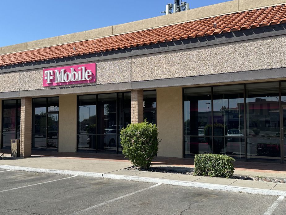 Exterior photo of T-Mobile Store at Viscount Village, El Paso, TX