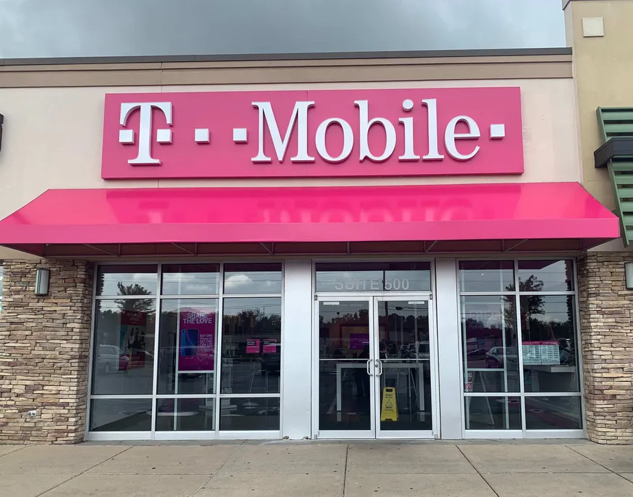 Exterior photo of T-Mobile store at E Washington & Mitthoeffer, Indianapolis, IN