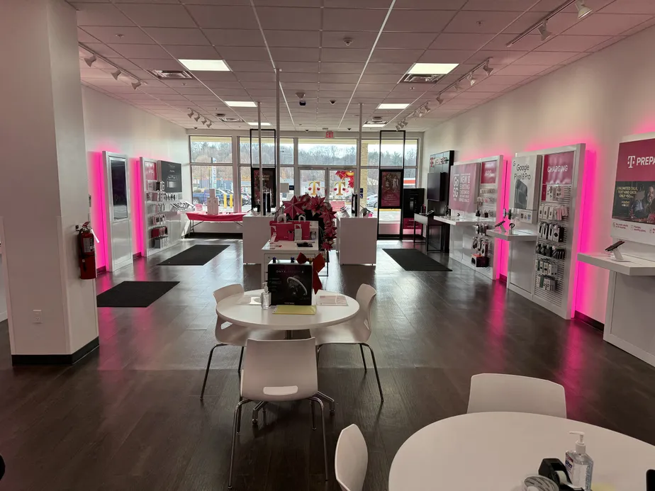 Foto del interior de la tienda T-Mobile en 8th Ave & Westside Dr, Carbondale, PA