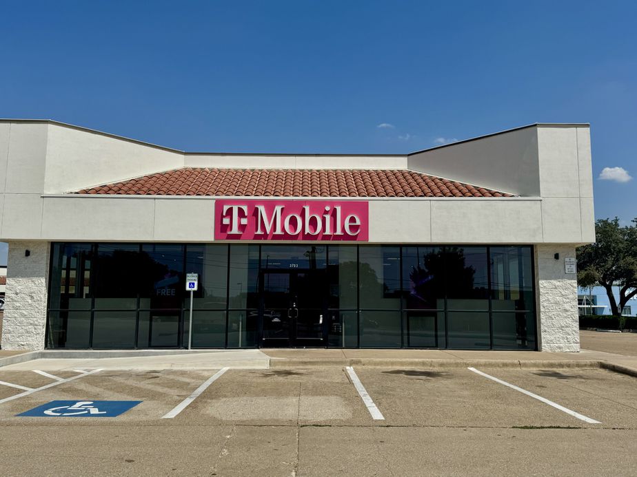 Exterior photo of T-Mobile Store at Camp Wisdom- Dallas, Dallas, TX