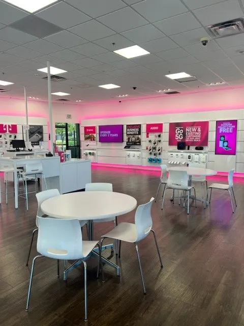 Foto del interior de la tienda T-Mobile en Blackstone and Herndon, Fresno, CA