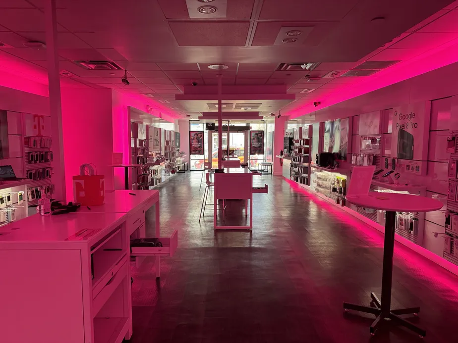 Foto del interior de la tienda T-Mobile en Knickerbocker Ave & Myrtle Ave, Brooklyn, NY
