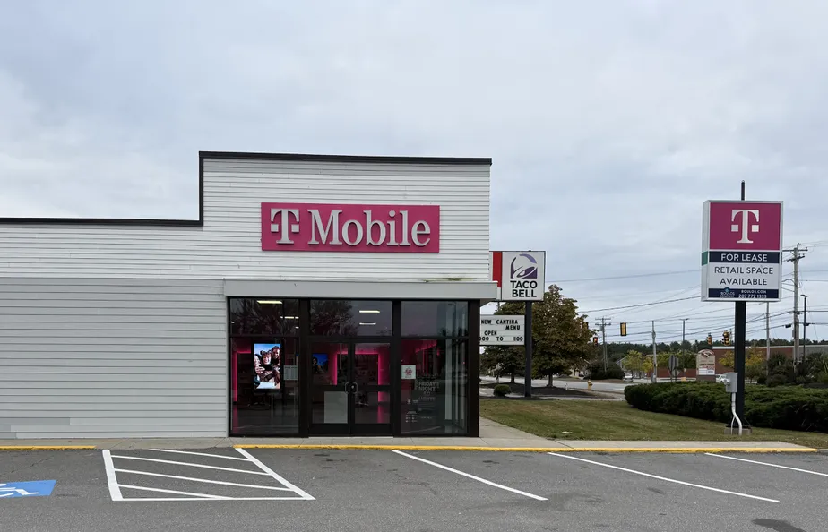  Exterior photo of T-Mobile Store at Brunswick, ME, Brunswick, ME 