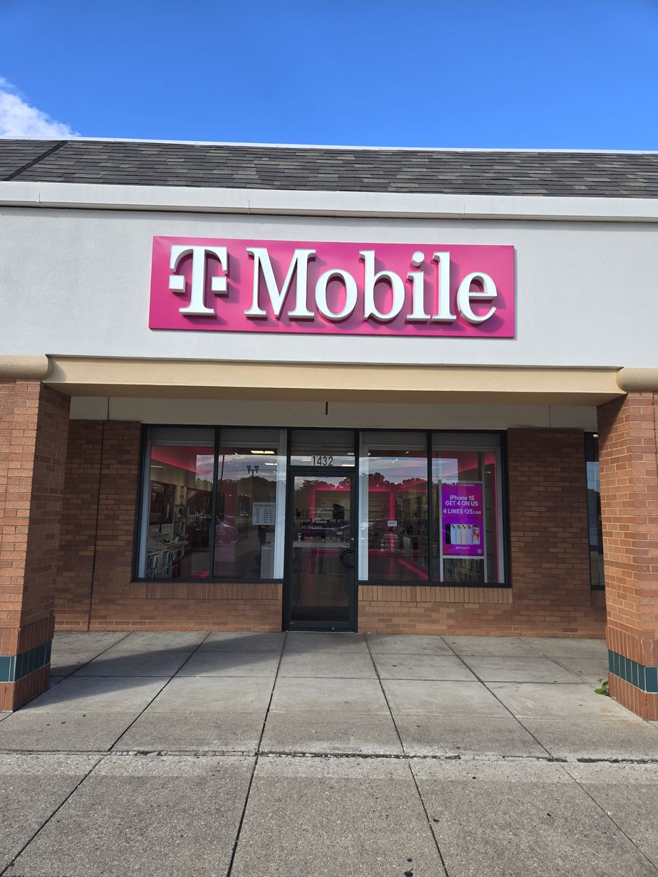 Exterior photo of T-Mobile Store at Main & NW Washington Blvd., Hamilton, OH