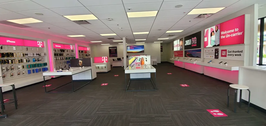 Foto del interior de la tienda T-Mobile en General Degaulle Dr & Park Timbers Dr, New Orleans, LA