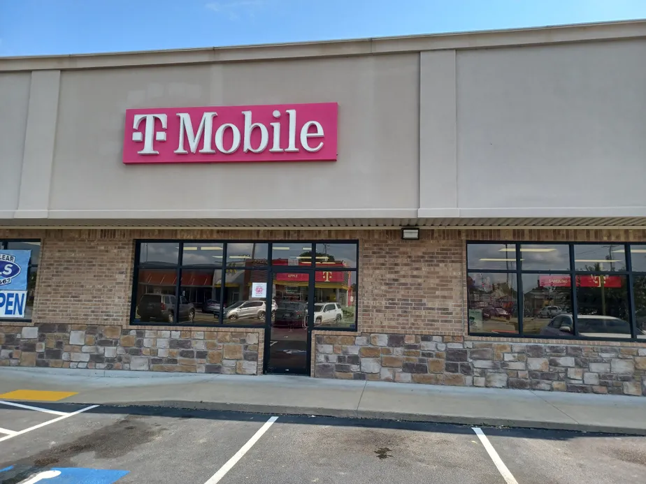  Exterior photo of T-Mobile Store at W Beebe Capps & S Main St., Searcy, AR 