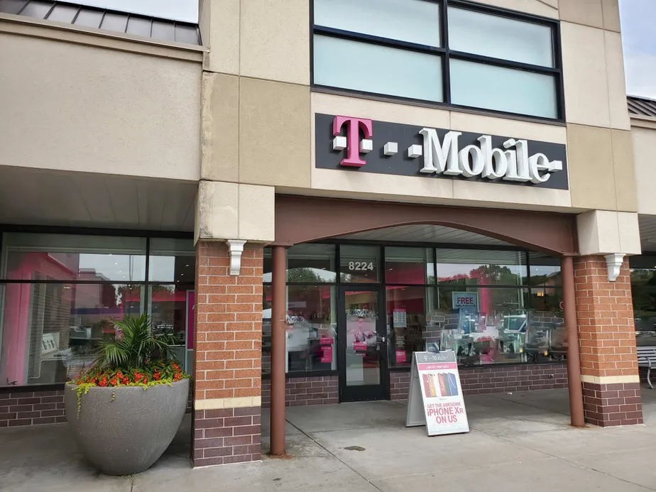 Exterior photo of T-Mobile store at Hwy 7 & Acquila Ave, St Louis Park, MN