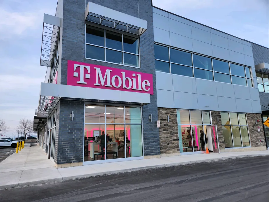  Exterior photo of T-Mobile Store at Rochester & Avon, Rochester Hills, MI 