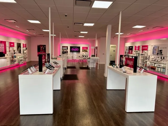 Foto del interior de la tienda T-Mobile en Springboro Pike & Mall Woods Dr, Dayton, OH