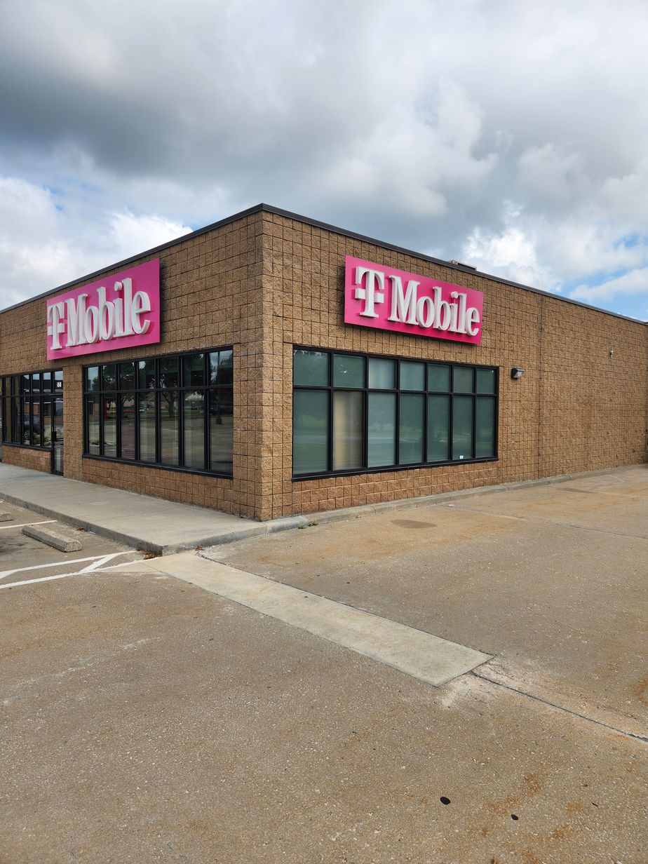 Exterior photo of T-Mobile Store at US 71 & MO 58, Raymore, MO