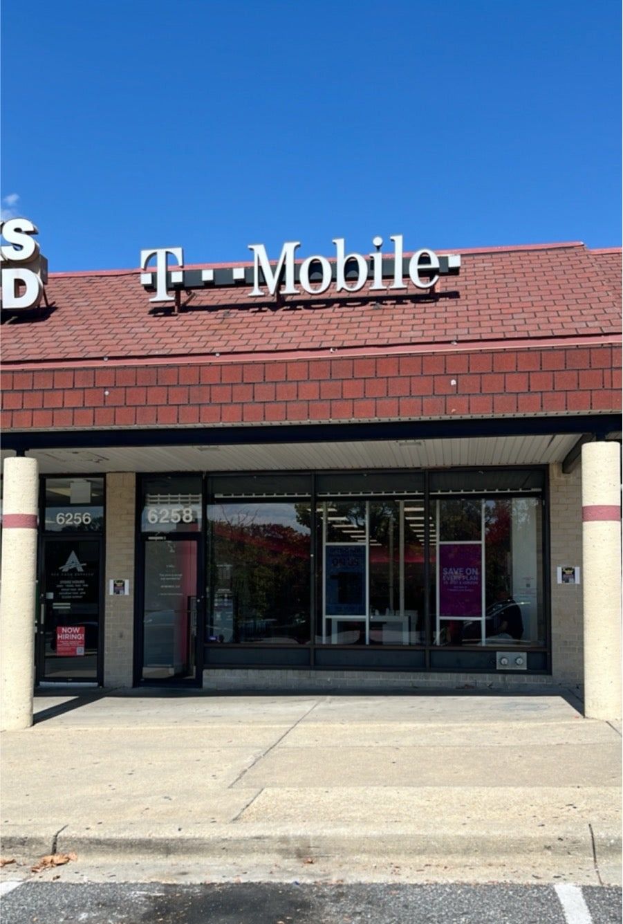  Exterior photo of T-Mobile Store at Addison Shopping Center, Seat Pleasant, MD 