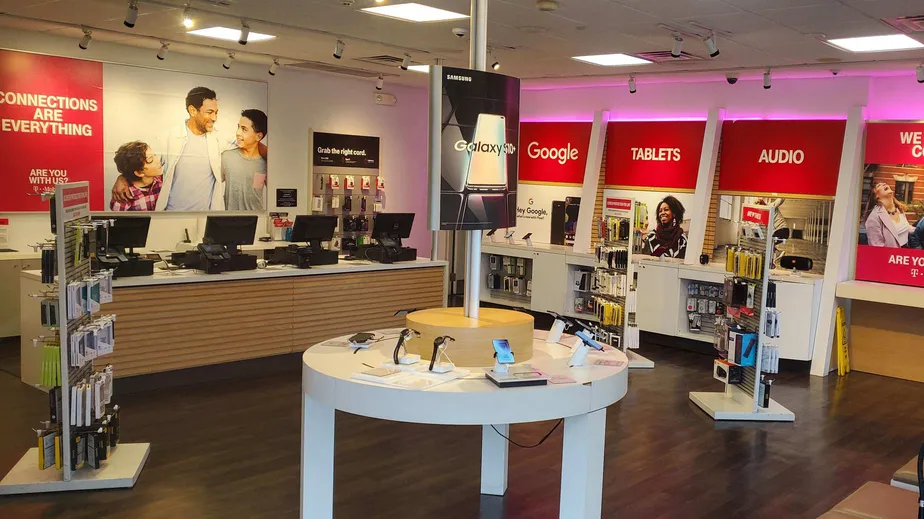 Foto del interior de la tienda T-Mobile en Chelmsford St & Plain St 2, Lowell, MA