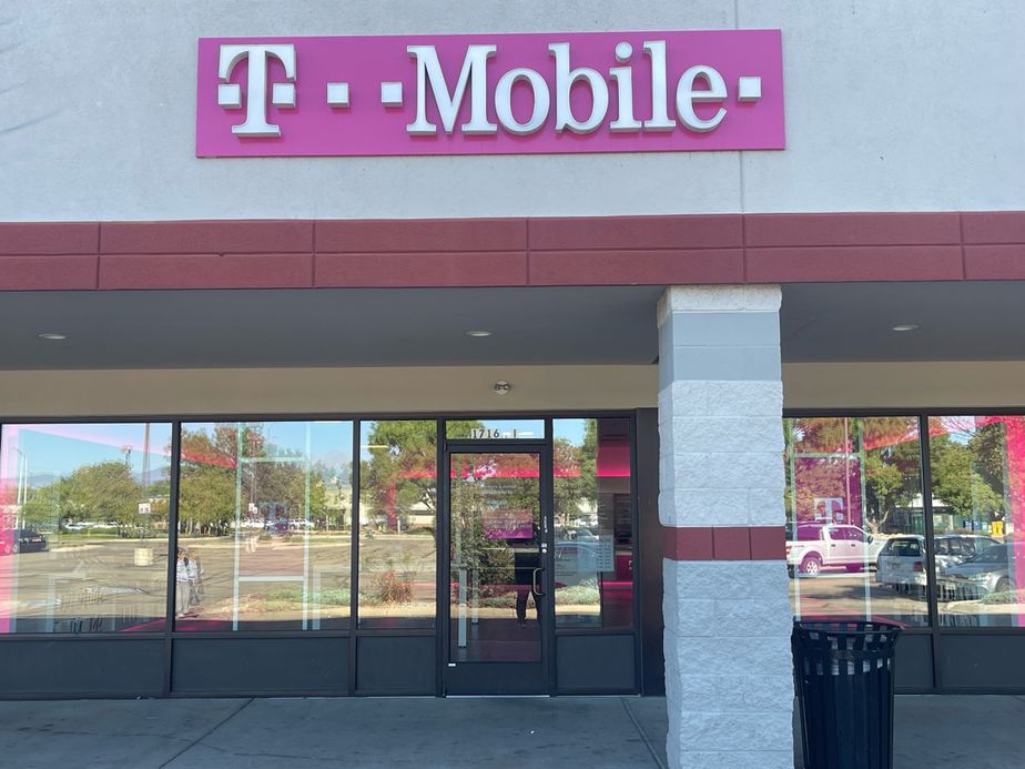 Exterior photo of T-Mobile Store at Main St & 17th Ave, Longmont, CO