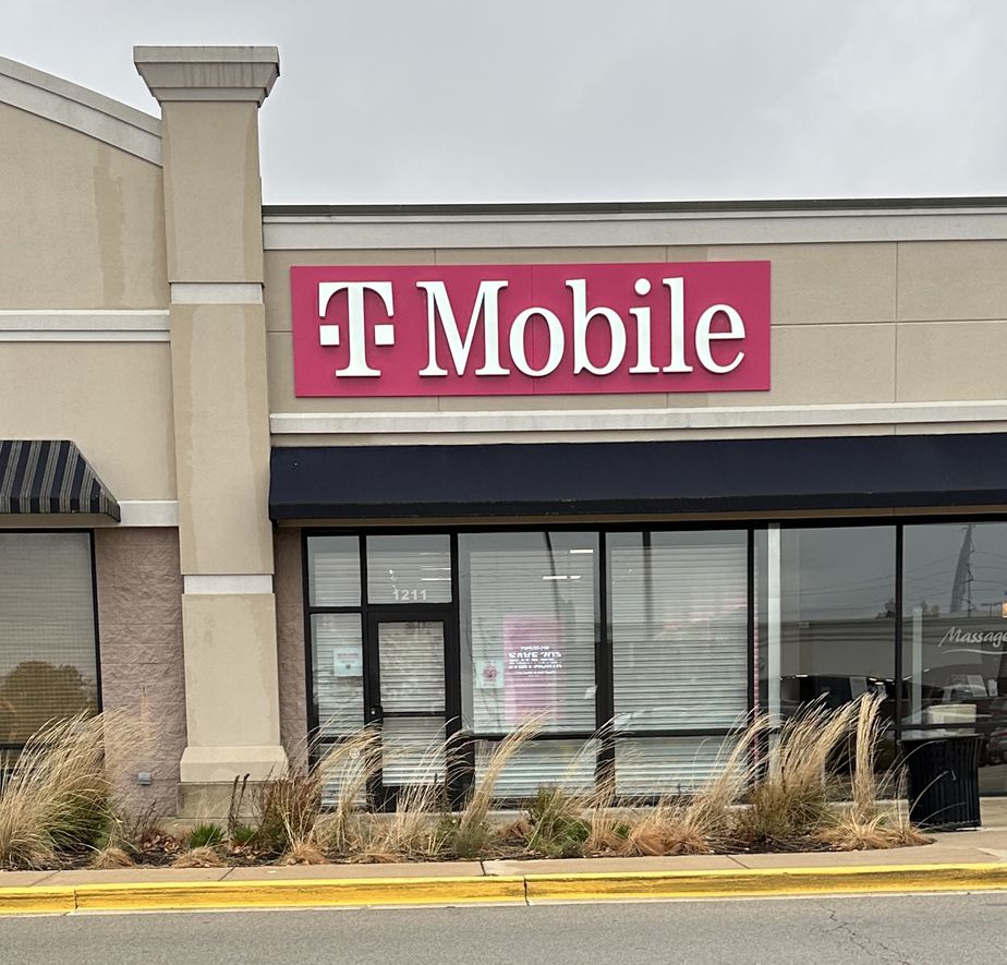Exterior photo of T-Mobile Store at Savoy Plaza, Savoy, IL