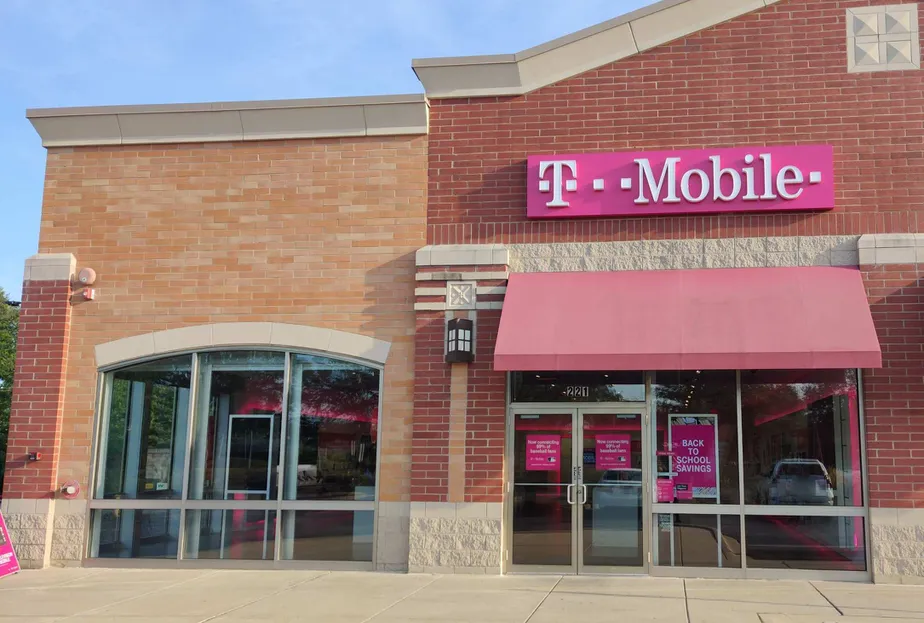 Exterior photo of T-Mobile store at Roosevelt & Highland, Lombard, IL