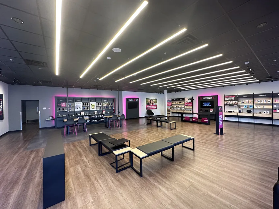 Foto del interior de la tienda T-Mobile en Arlington Highlands, Arlington, TX