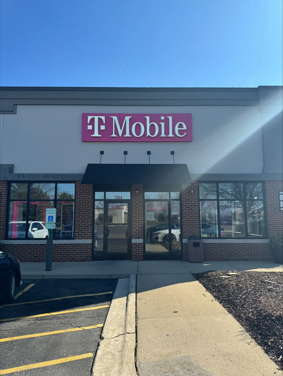 Foto del exterior de la tienda T-Mobile en Boughton & Weber - Bolingbrook, Bolingbrook, IL