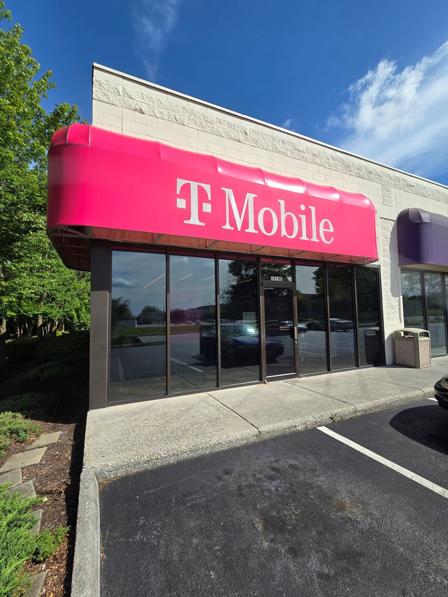 Exterior photo of T-Mobile Store at Vly View Blvd NW & Ring Rd NW, Roanoke, VA