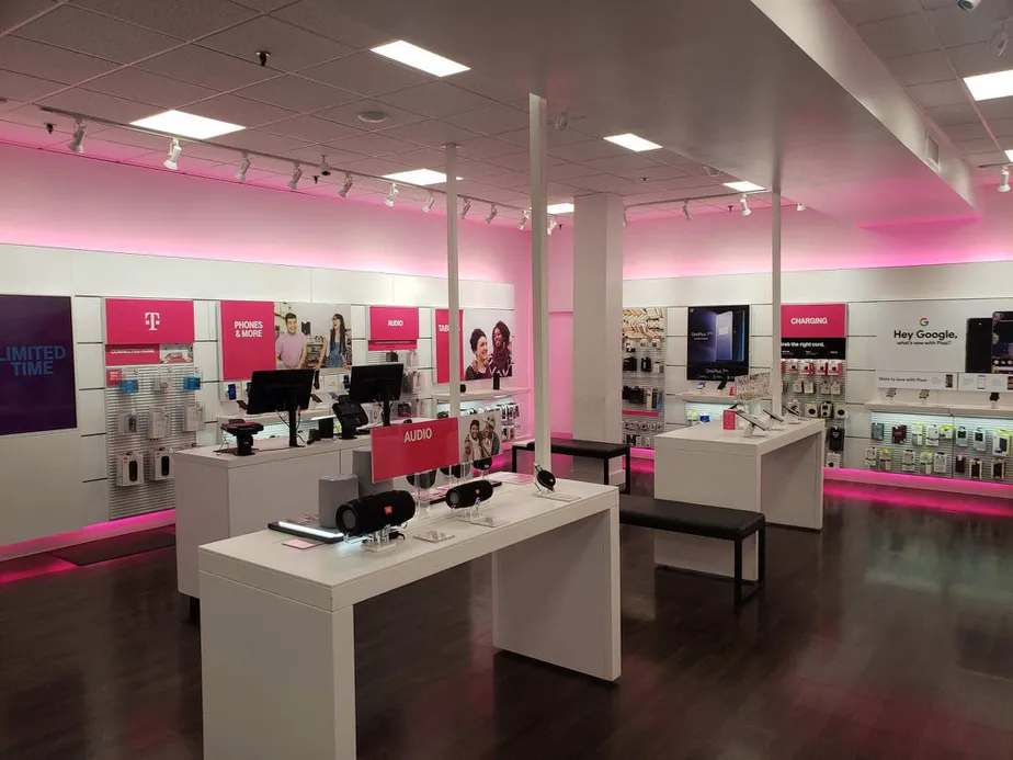 Foto del interior de la tienda T-Mobile en Mondawmin Mall 4, Baltimore, MD