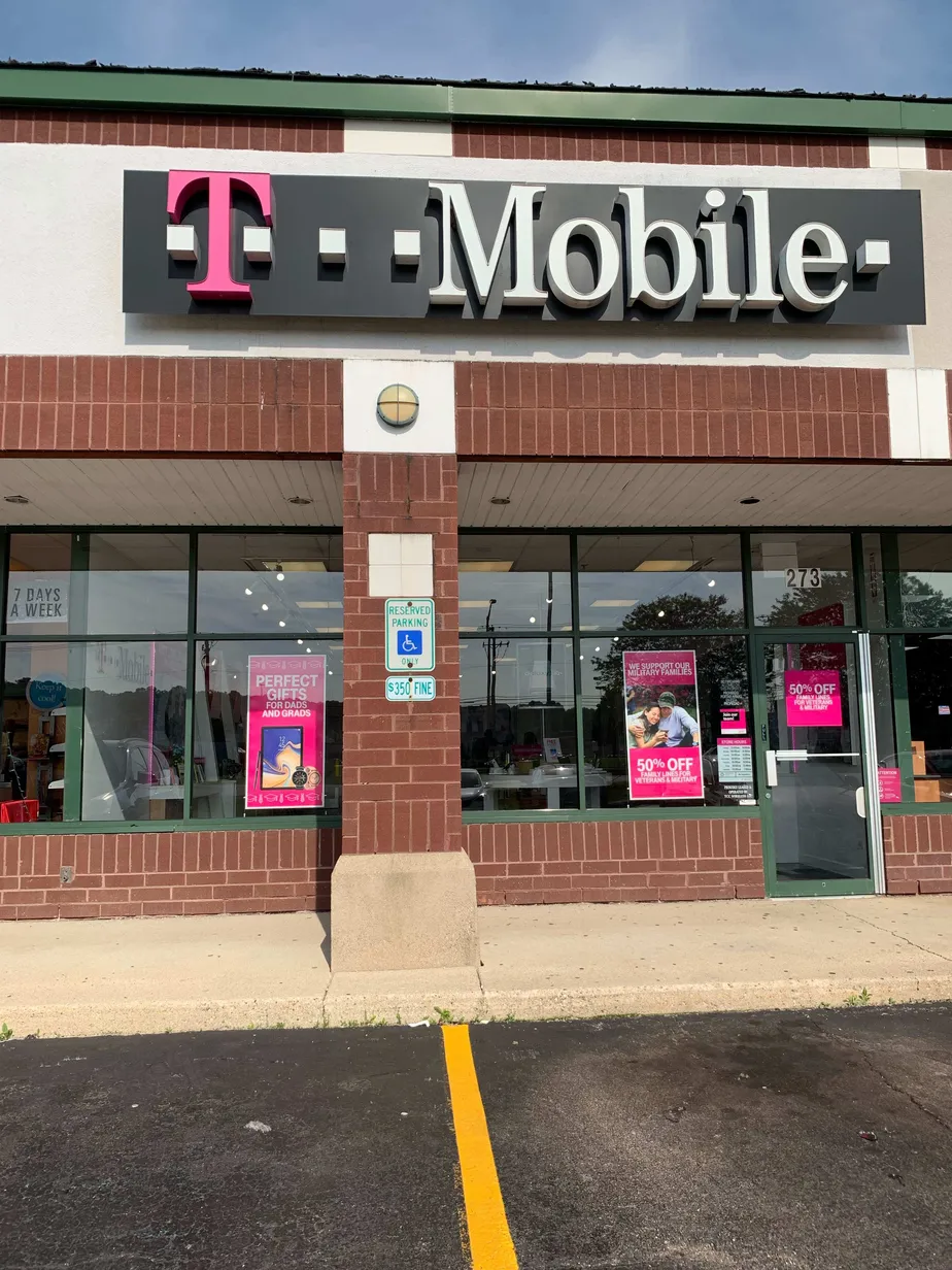 Exterior photo of T-Mobile store at Randall & Bowes, Elgin, IL