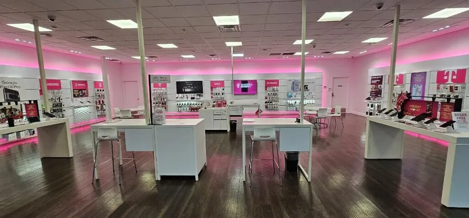 Foto del interior de la tienda T-Mobile en N Conway & E 8th St, Mission, TX