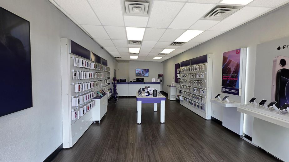 Metro by T-Mobile 1861 Brown Blvd - 1861 Brown Blvd 