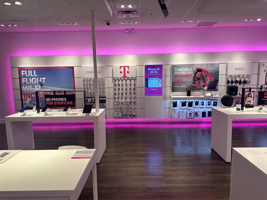 Foto del interior de la tienda T-Mobile en NE 163rd & NE 16th Ave, North Miami Beach, FL