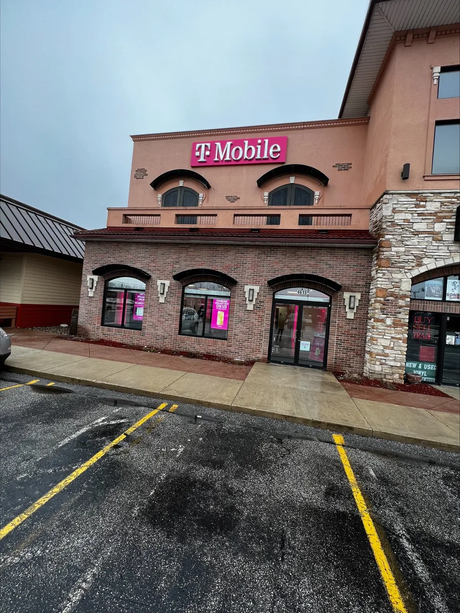  Exterior photo of T-Mobile Store at Grape Rd & Edison Lakes Pkwy, Mishawaka, IN 