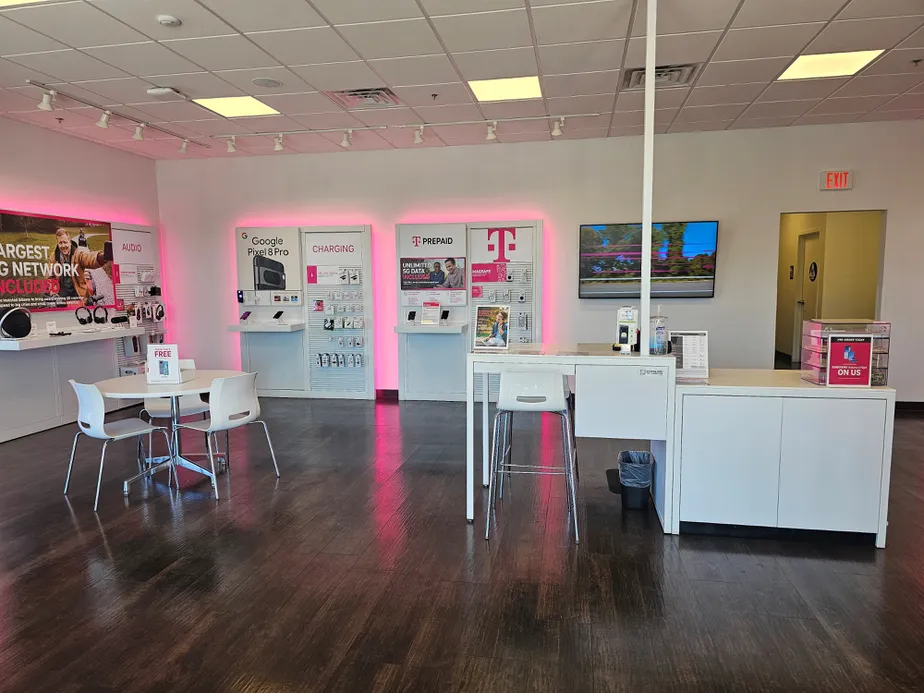  Interior photo of T-Mobile Store at Ft Jones Rd & Moonlit Oaks Ave, Yreka, CA 