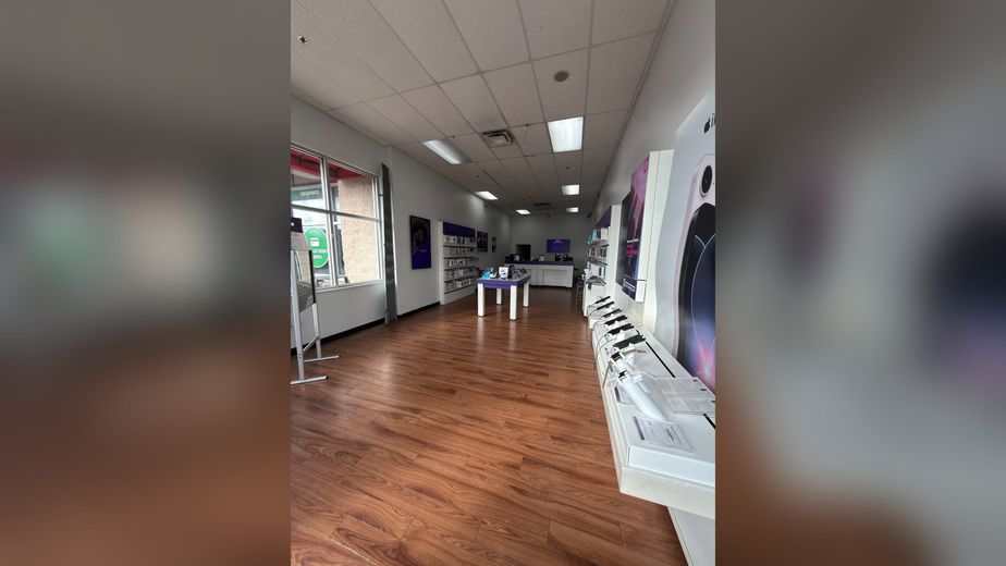 Metro by T-Mobile 1411 N Grand Blvd - 1411 N Grand Blvd 