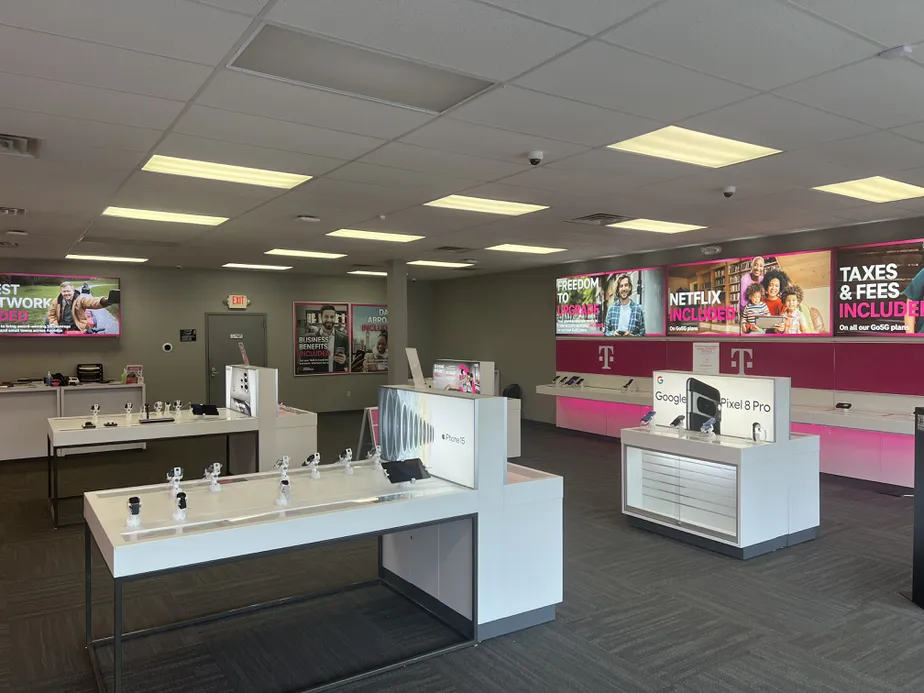  Interior photo of T-Mobile Store at W State St & Western Ave, Alliance, OH 