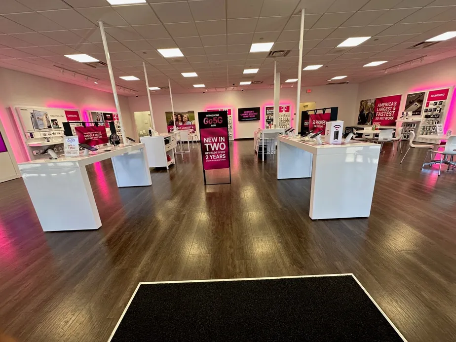 Foto del interior de la tienda T-Mobile en Grant Line Rd - Chili's Center, Tracy, CA