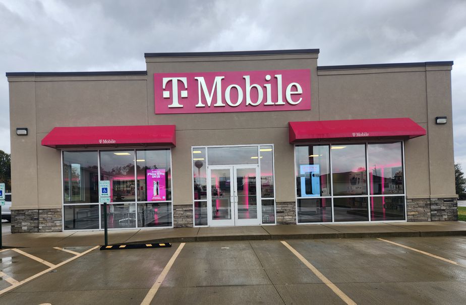 Exterior photo of T-Mobile Store at Delaware & Commerce, Fairfield, IL