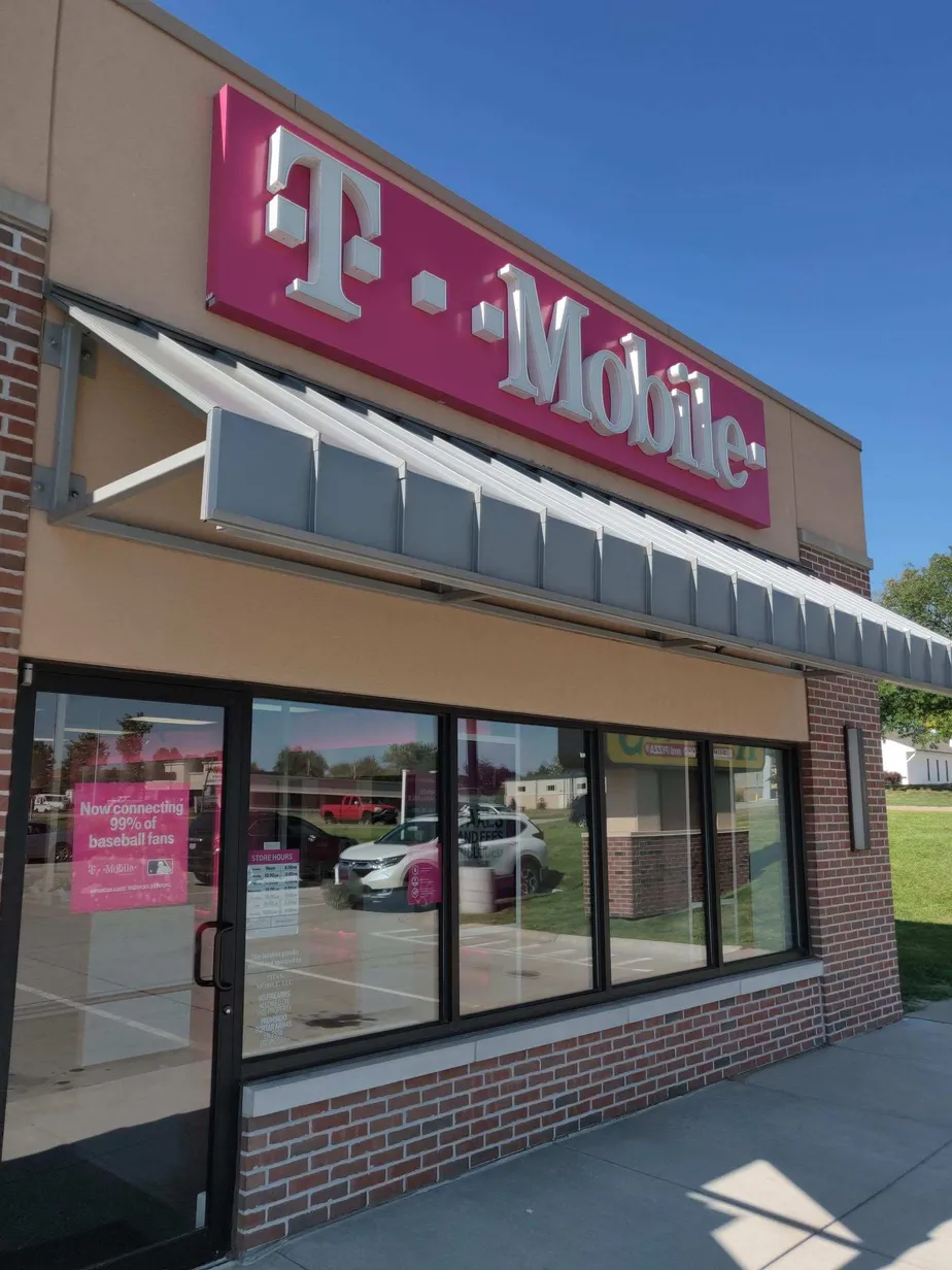  Exterior photo of T-Mobile store at N 90th St & Blondo, Omaha, NE 