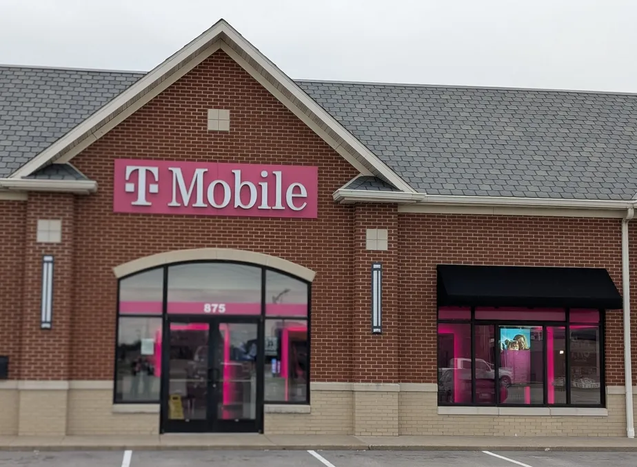  Exterior photo of T-Mobile Store at Old State Rte 3 & Mrktplc Dr, Waterloo, IL 