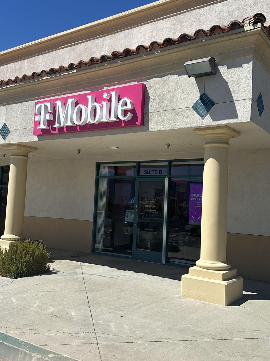 Exterior photo of T-Mobile Store at Lake Elsinore, Lake Elsinore, CA