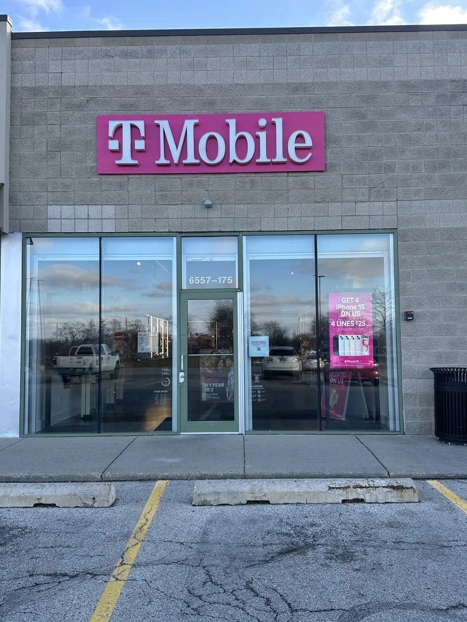 Foto del exterior de la tienda T-Mobile en Grand Ave & N Hunt Club Rd, Gurnee, IL