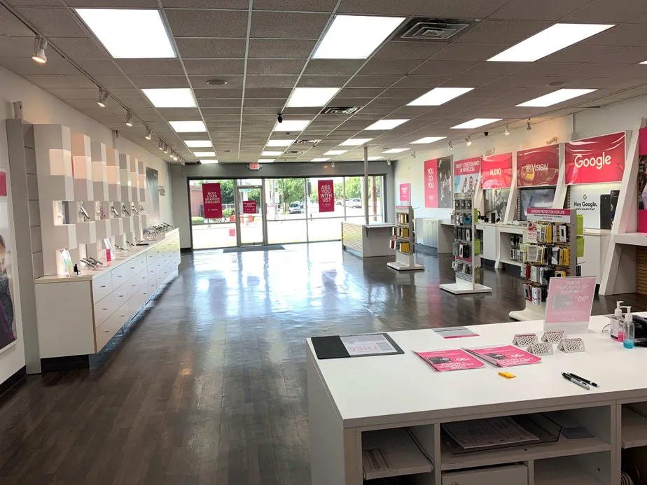 Foto del interior de la tienda T-Mobile en Hempstead Tnpk & Belmont Blvd 2, Elmont, NY