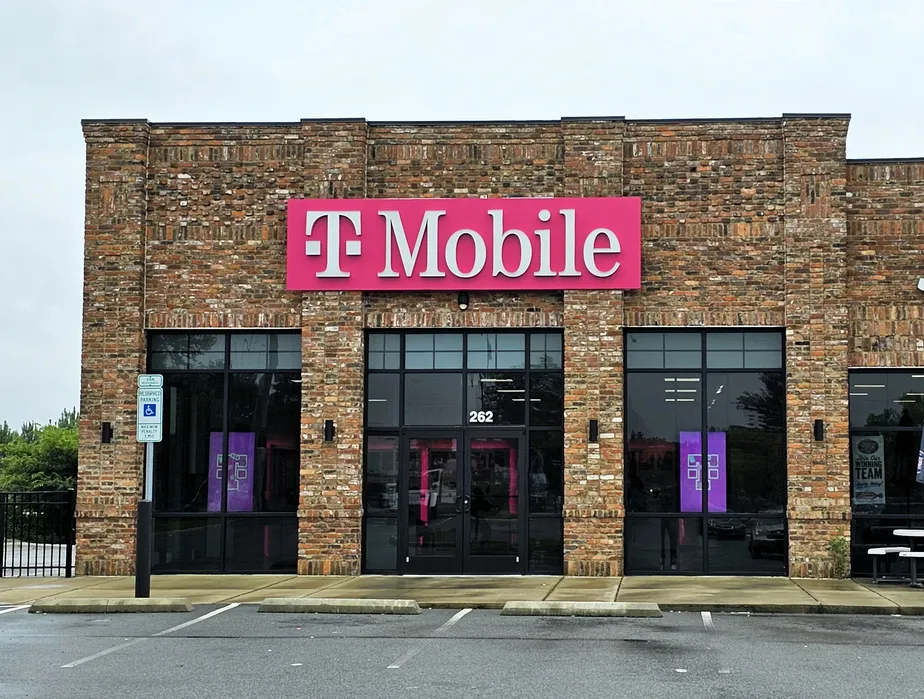 Foto del exterior de la tienda T-Mobile en Premier Blvd & 4th Ave, Roanoke Rapids, NC