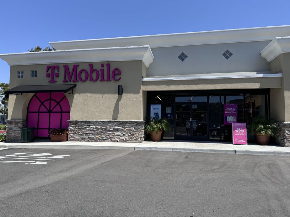 Exterior photo of T-Mobile Store at Plaza Del Amo, Torrance, CA