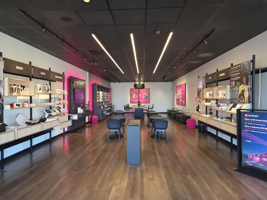 T-Mobile Platte Ave & Chelton - 3235 E Platte Ave 