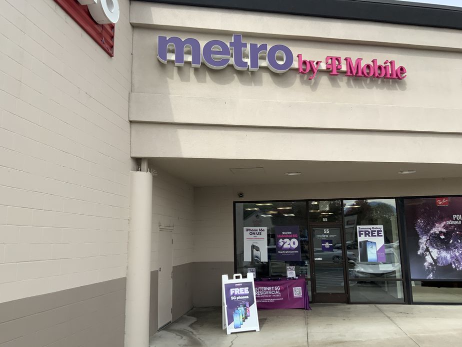 Metro by T-Mobile 55 E Stewart Ave - 55 E Stewart Ave