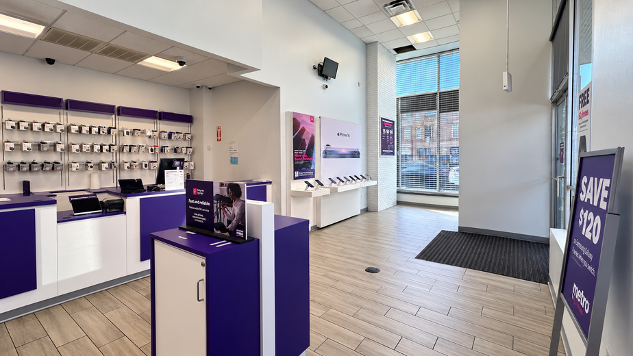 Metro by T-Mobile 1861 Lexington Ave - 1861 Lexington Ave 
