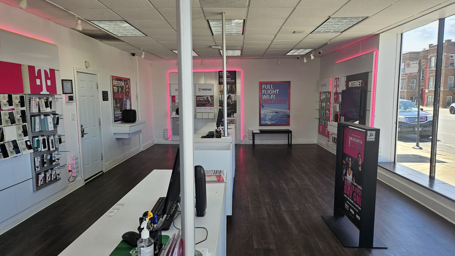 Foto del interior de la tienda T-Mobile en 106th & Ewing, Chicago, IL