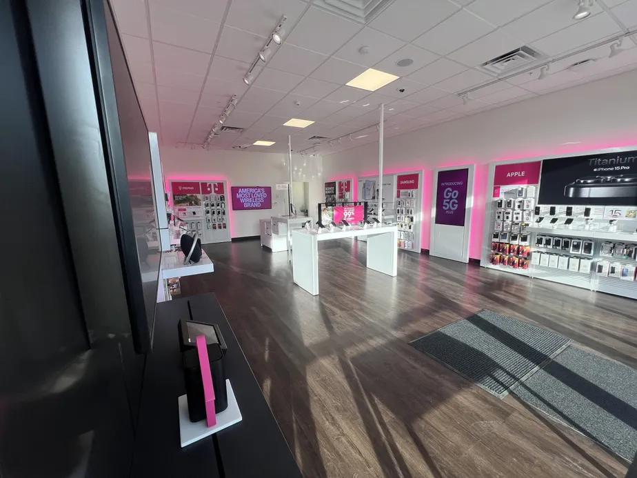 Foto del interior de la tienda T-Mobile en Gallatin Center, Bozeman, MT