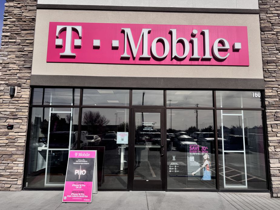 Exterior photo of T-Mobile Store at E 5th St & Overland Ave, Burley, ID
